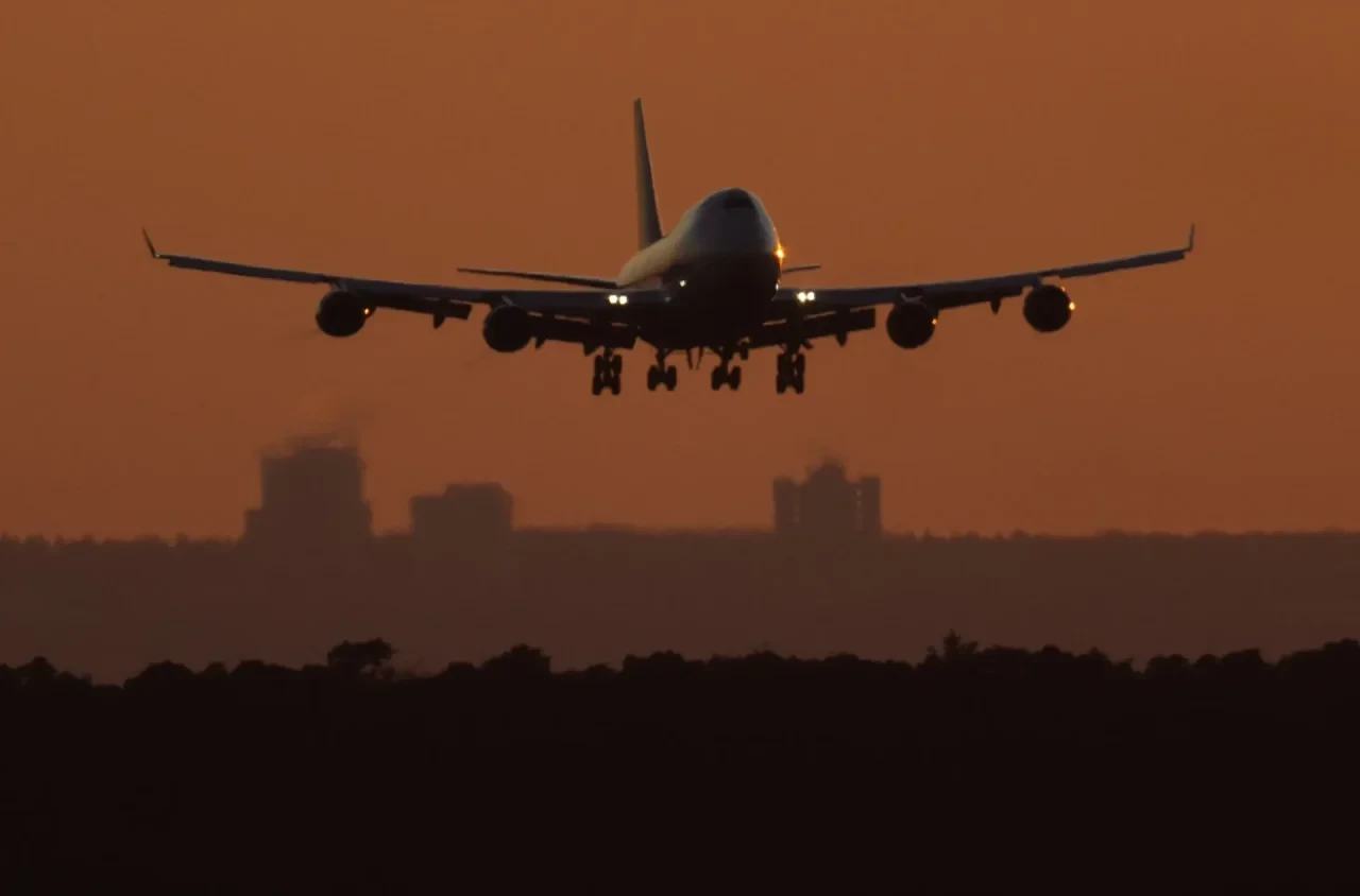 Eine Boeing 747 der Lufthansa setzt im letzten Licht des Tages auf dem Flughafen Frankfurt zur Landung an