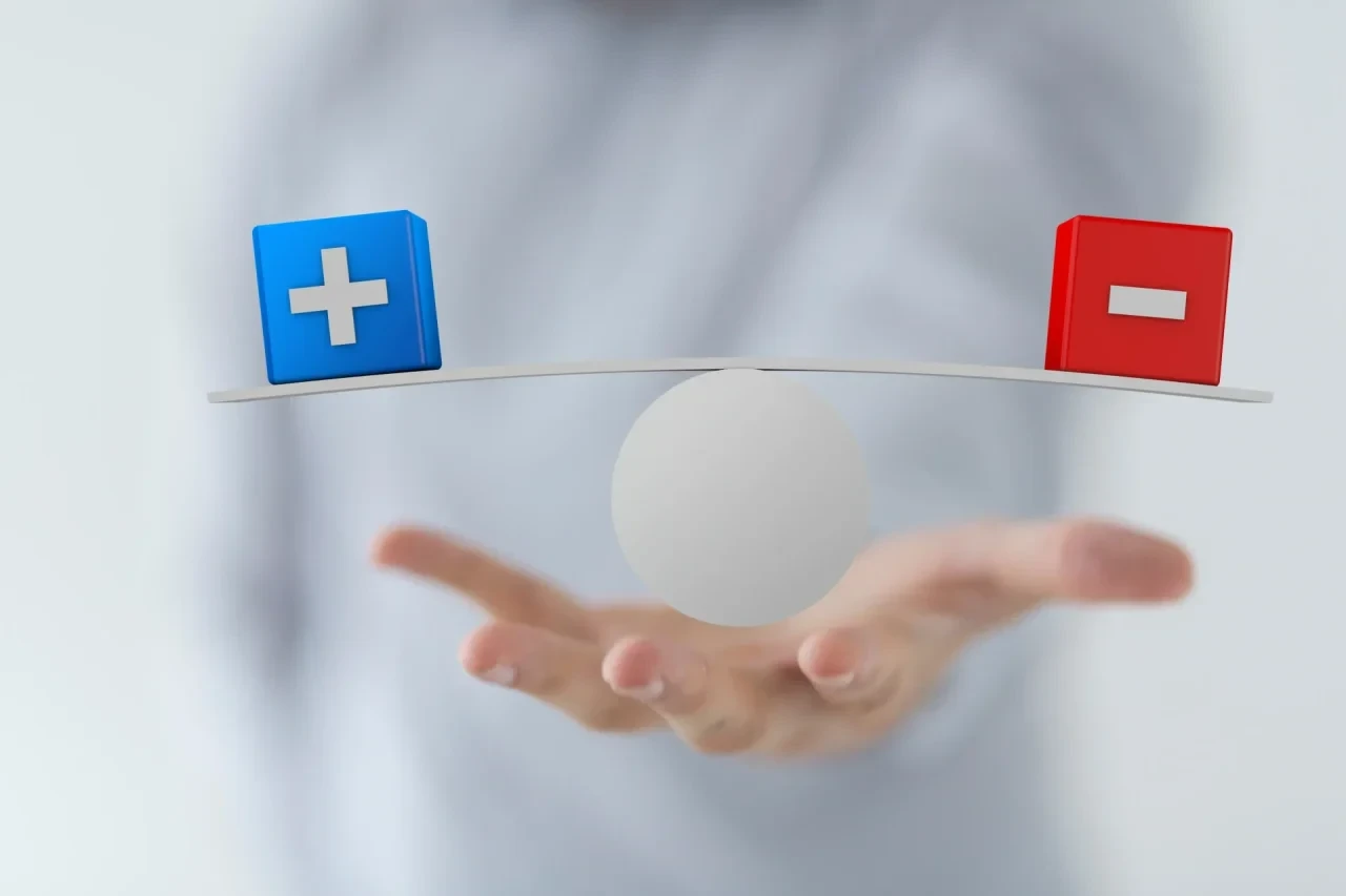 Eine stilisierte Waage mit Plus- und Minus-Symbolen auf einer Hand