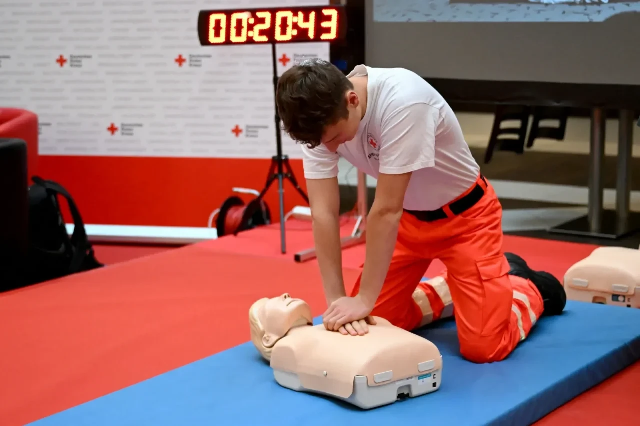 Ein ehrenamtlicher Helfer reanimiert per Herzdruckmassage eine Übungspuppe zur Aufstellung eines neuen Weltrekords.