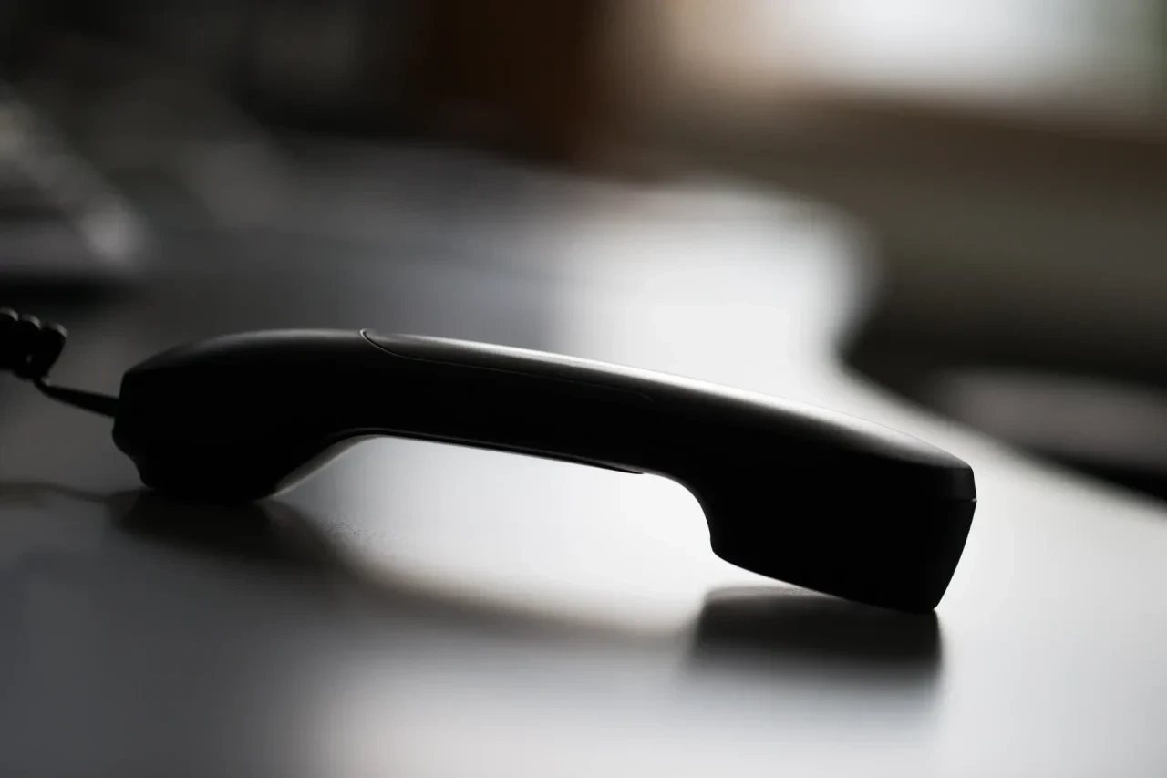 Ein abgelegter Telefonhörer.