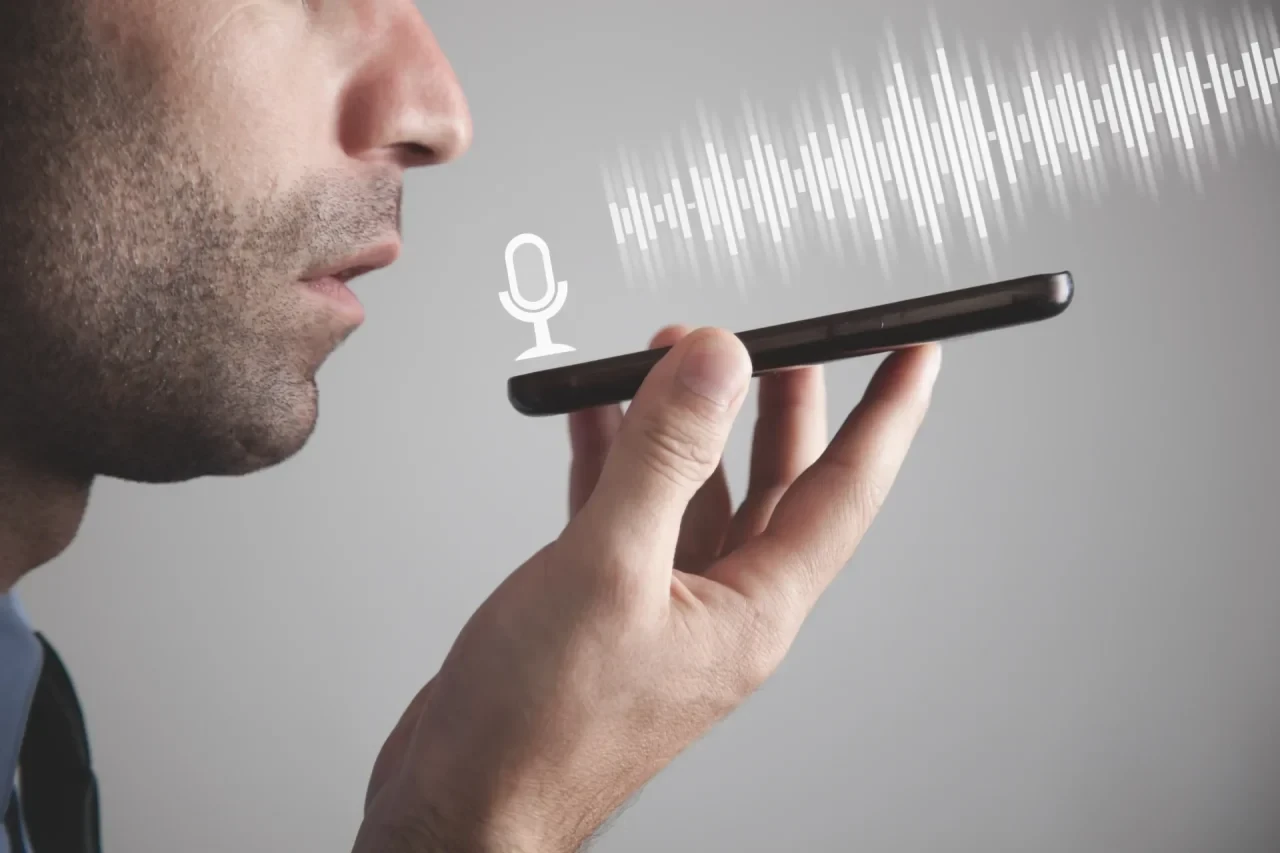 Mann macht Sprachaufnahme auf seinem Smartphone