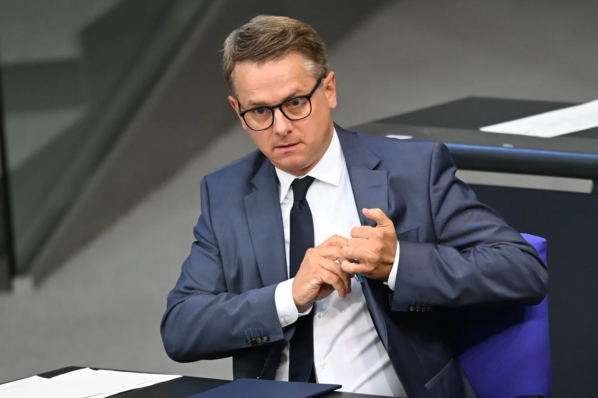 Carsten Linnemann (CDU), Bundesgesundheitsminister, sitzt im Bundestag auf der Regierungsbank bei den Beratungen zum Bundeshaushalt