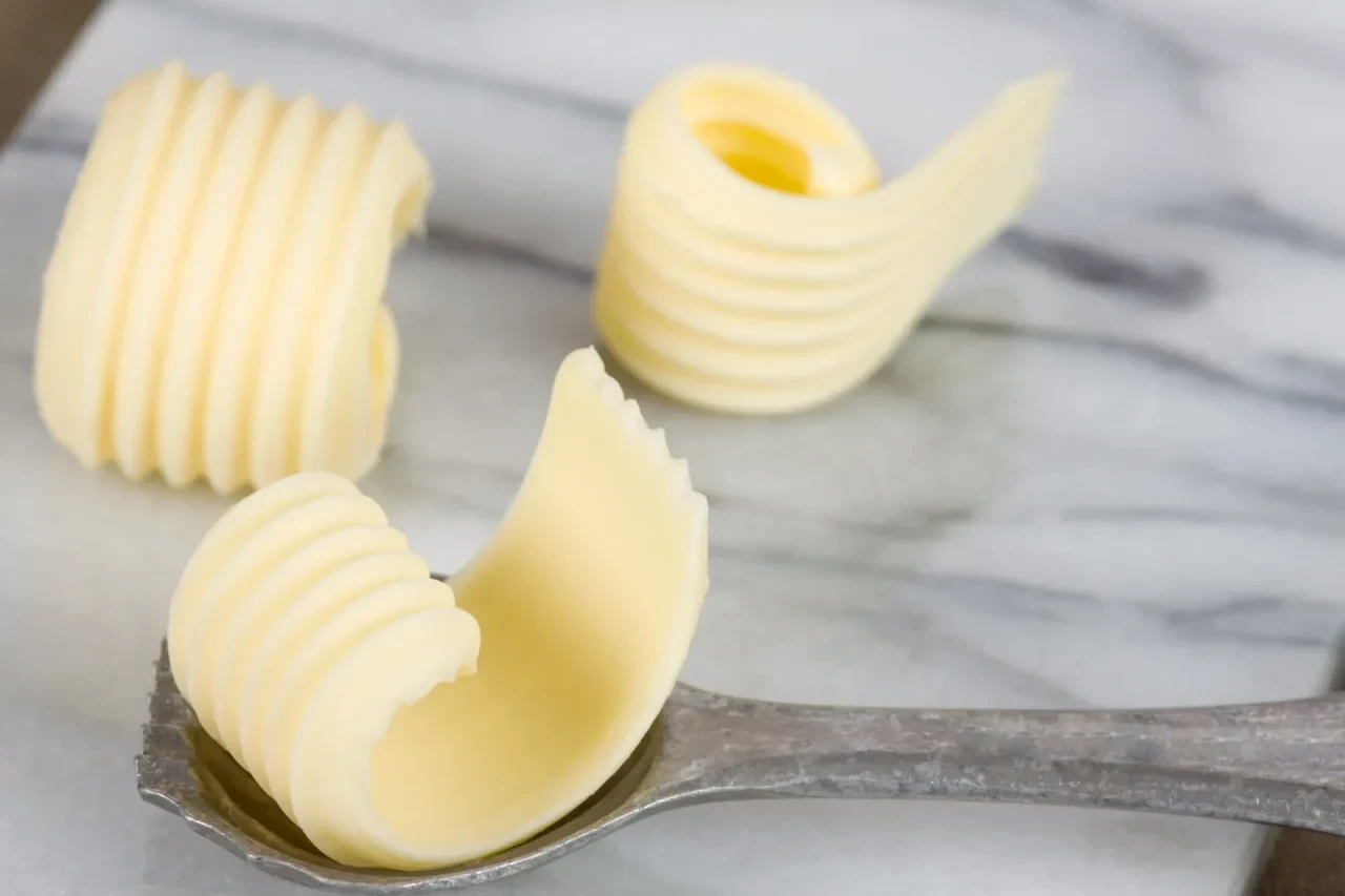 Butterröllchen auf Marmor