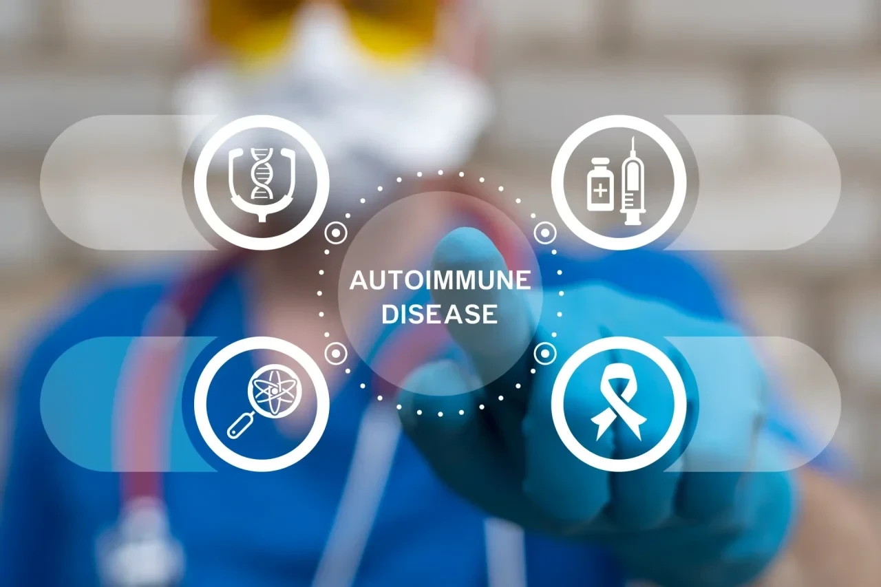 Arzt in blauer Kleidung mit Stethoskop tippt auf digitale Symbole rund um den Begriff „Autoimmune Disease" – Diagnostik, Forschung, Medikation und Therapie