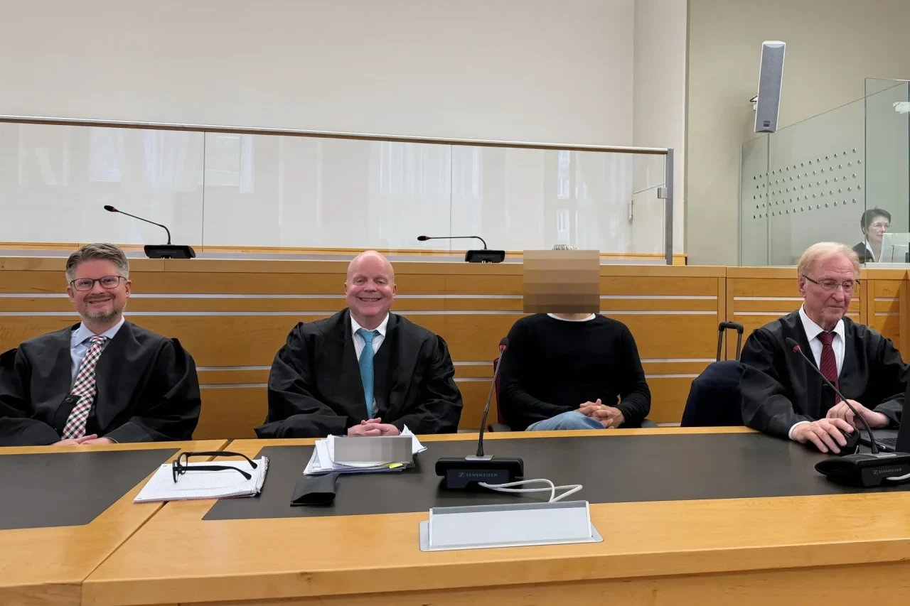 Niedersachsen, Hannover: Der Angeklagte (2.vr) sitzt neben seinen Verteidigern Denis Hübner (l), Jürgen Hoppe (beide Verteidiger) und Steffen Stern (r).