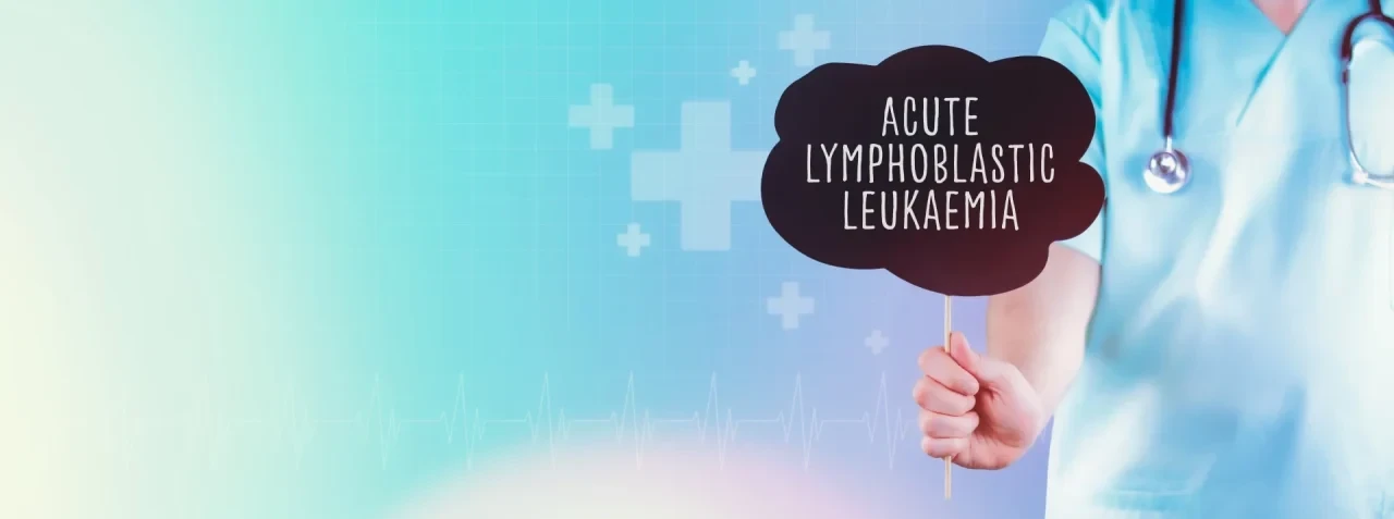 Medizinische Fachkraft mit Stethoskop hält ein Schild mit der Aufschrift „Acute Lymphoblastic Leukaemia“ vor einem blau gestalteten medizinischen Hintergrund mit Kreuzsymbolen und EKG-Linie.