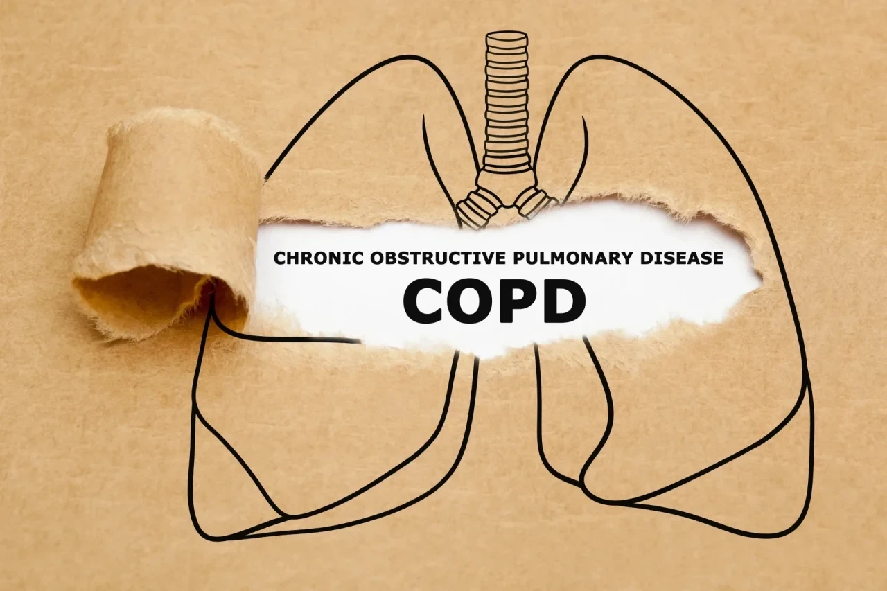 Auf Packpapier gezeichnete Lunge mit Einriss, hinter dem COPD als Schriftzug zu erkennen ist.