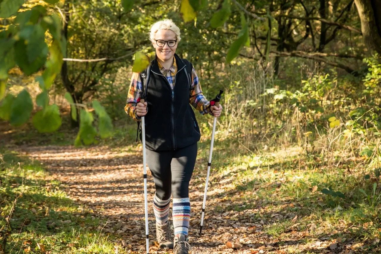 Frau geht im Wald walken