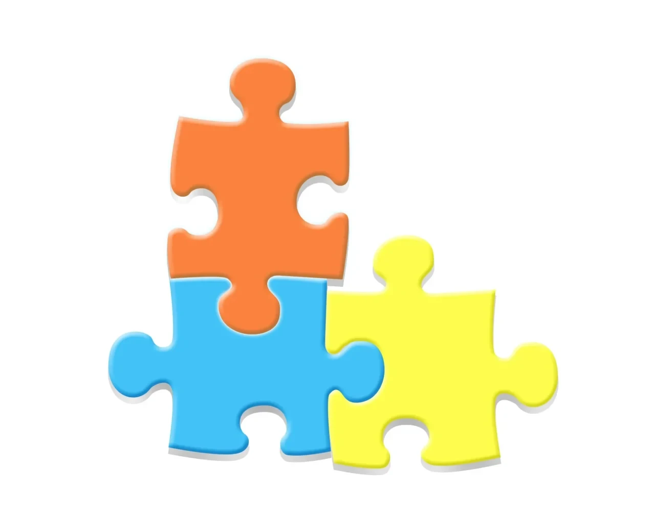 Drei farbige Puzzleteile in Orange, Blau und Gelb sind miteinander verbunden und bilden eine zusammenhängende Struktur auf hellem Hintergrund.