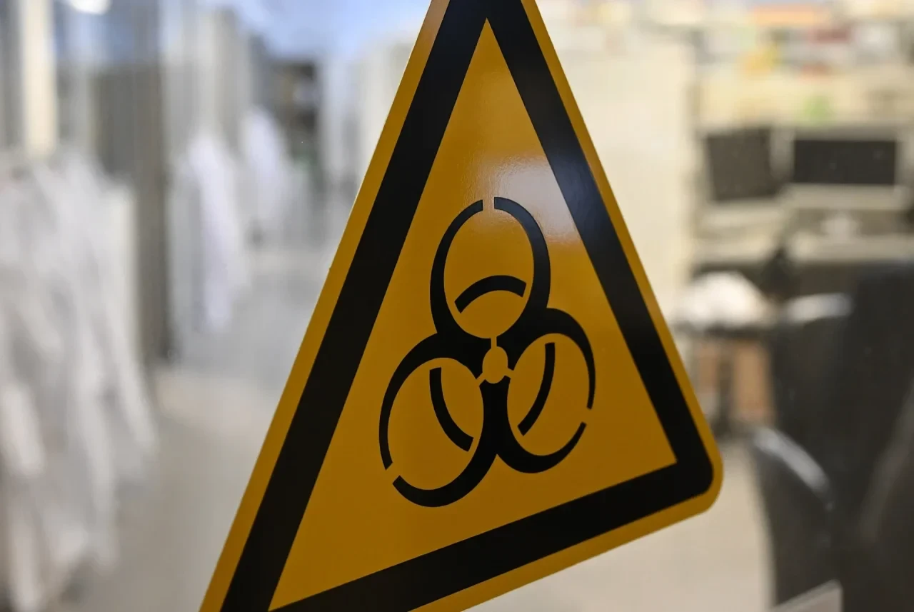 Das Symbol für Biohazard ist an einer Tür angebracht.