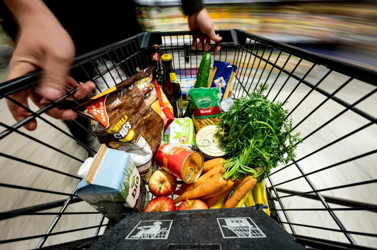 Ein gesunder Einkauf liegt in einem Einkaufswagen in einem Supermarkt