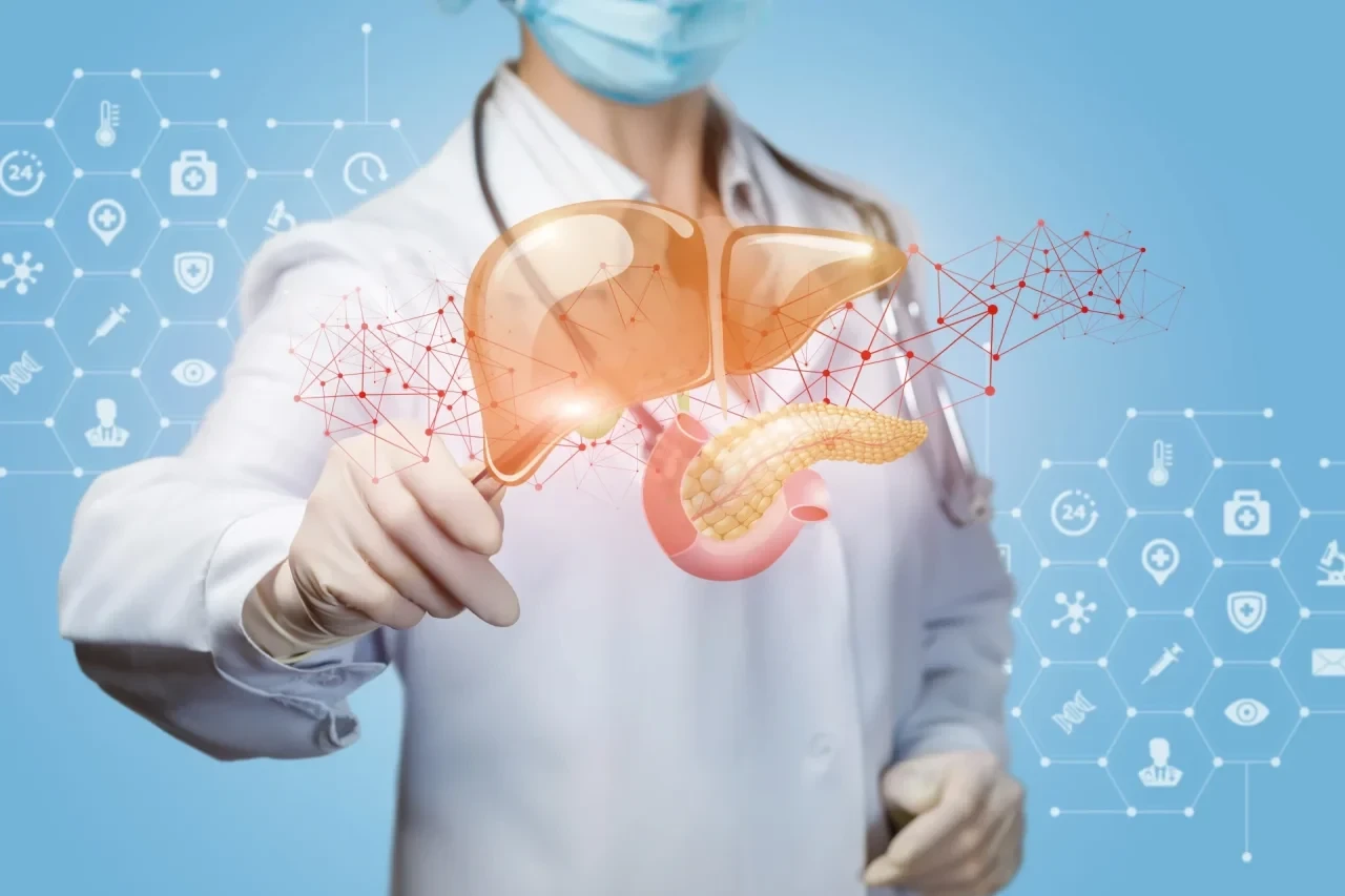 Eine Person im weißen Kittel zeigt auf eine halbtransparente Darstellung von Leber und Bauchspeicheldrüse. Um die Organe sind digitale Netzwerkstrukturen und medizinische Symbole eingeblendet, die Stoffwechsel- und Gesundheitsprozesse symbolisieren.