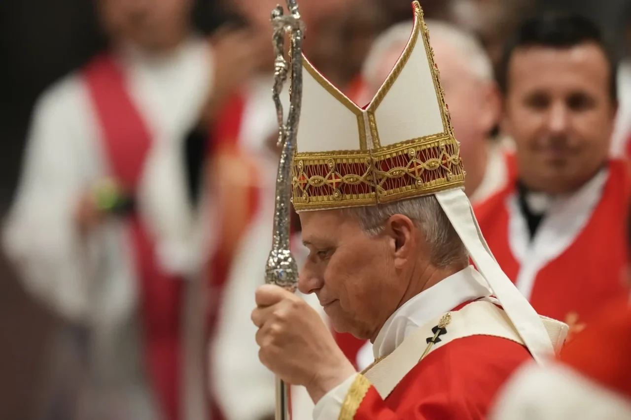 Papst Leo XIV. trifft im Petersdom im Vatikan ein, um dort eine Messe anlässlich der jährlichen Eröffnung des akademischen Jahres an den päpstlichen Universitäten zu feiern.