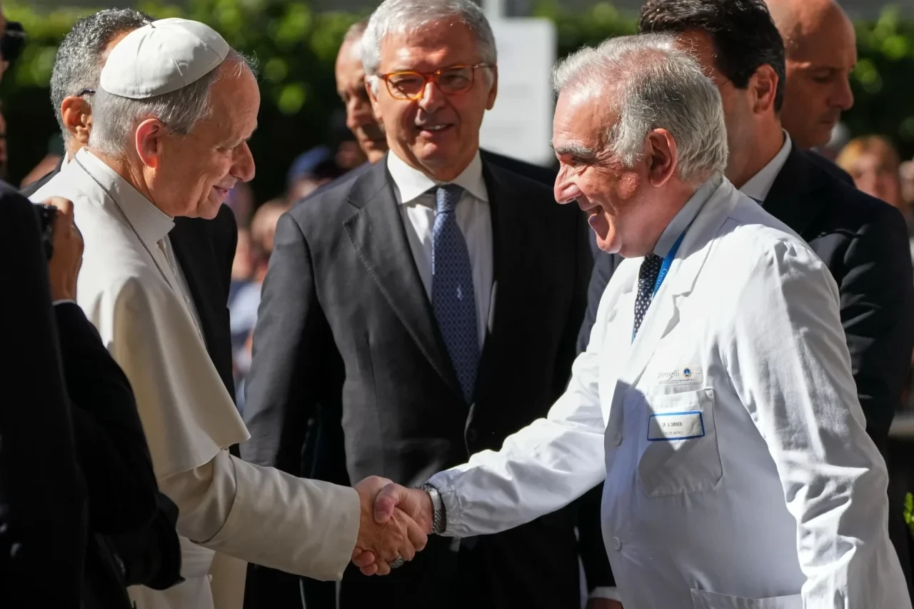 Der medizinische Direktor Andrea Cambieri (r) empfängt Papst Leo XIV. bei seiner Ankunft in der Poliklinik „Agostino Gemelli“ in Rom.
