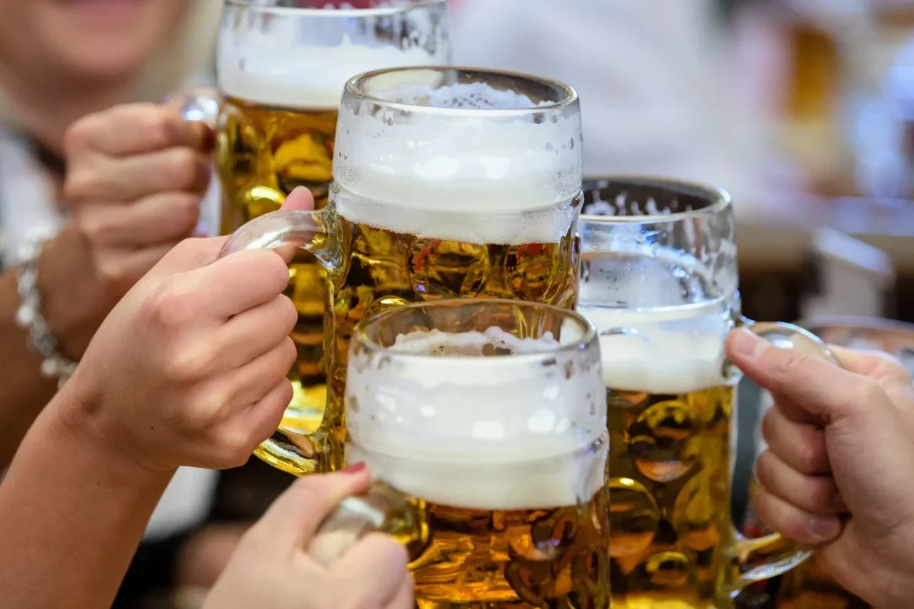 Besucher stoßen auf dem Münchner Oktoberfest mit Bier an.