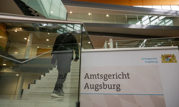 Person Rückansicht läuft Treppe hoch Im Amtsgericht Augsburg
