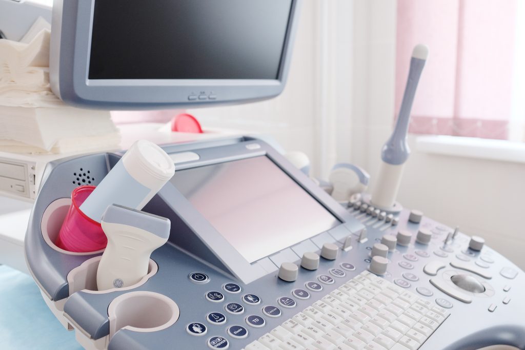 Im Untersuchungszimmer ist ein Ultraschallgerät mit Diagnoseutensilien.