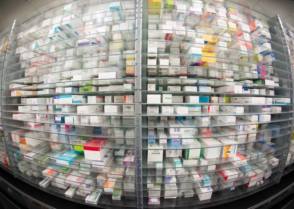Apothekenregal mit zahllosen Medikamenten
