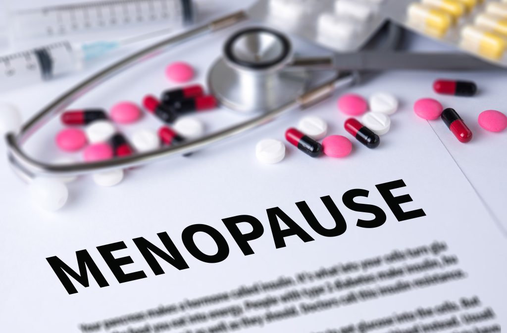 Menopause Schriftzug mit Medikamenten