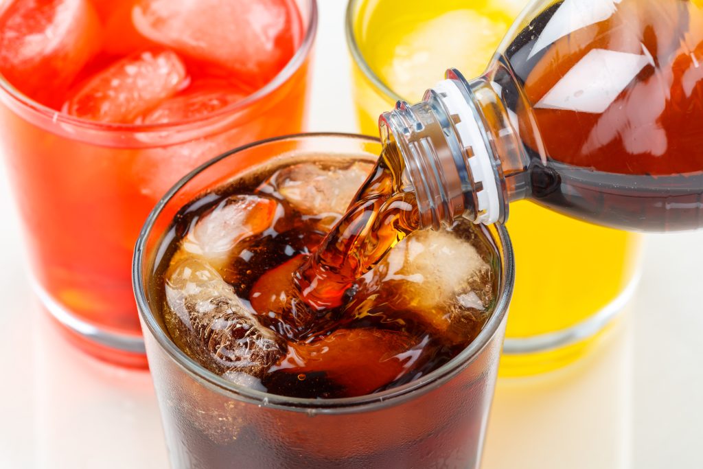 Soft-Drinks, Limonade, Cola in einem Glas