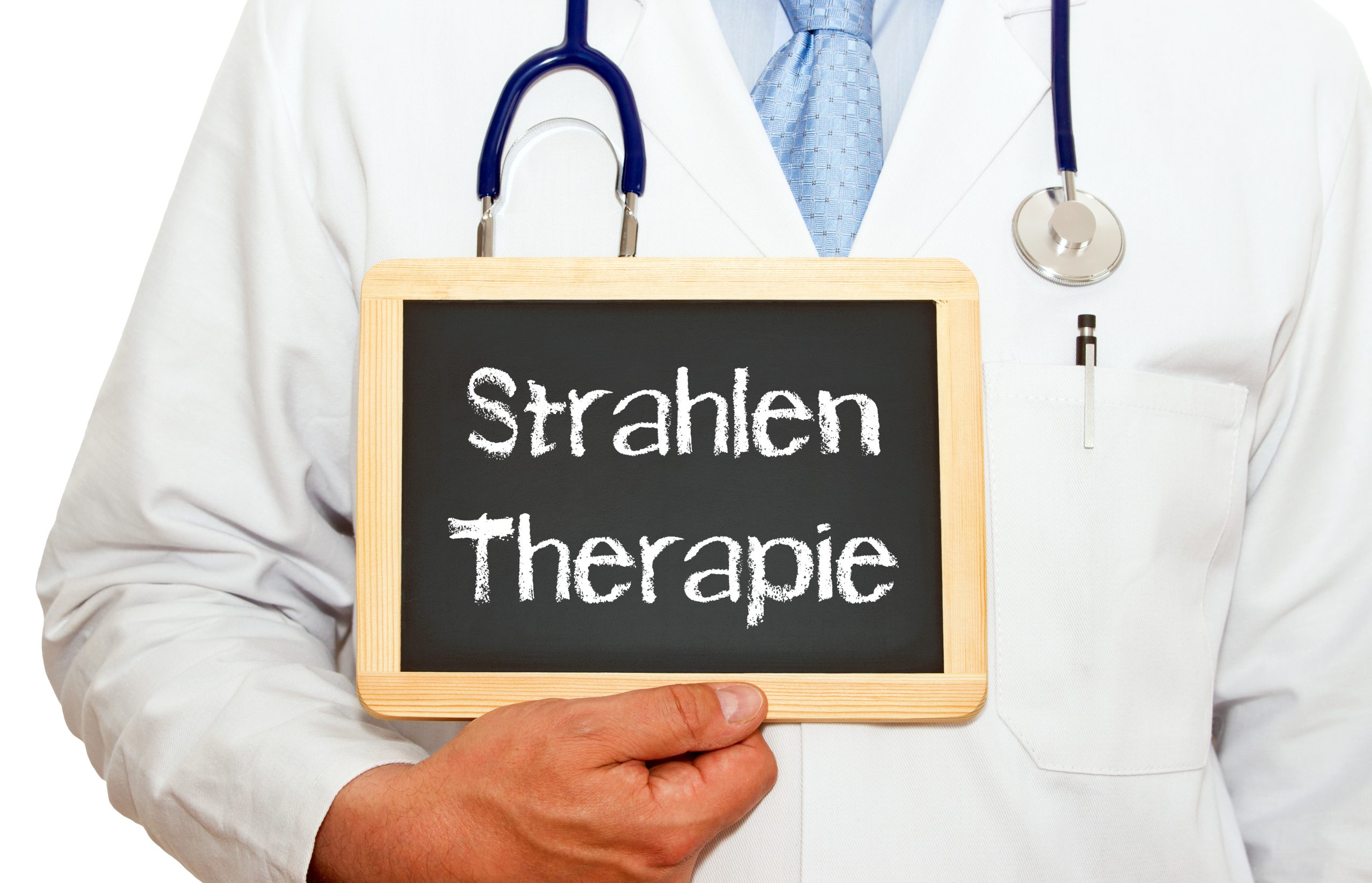Mann im Arztkittel mit Stethoskop um den Hals und Tafel in der Hand, auf der Strahlentherapie in Kreide steht.