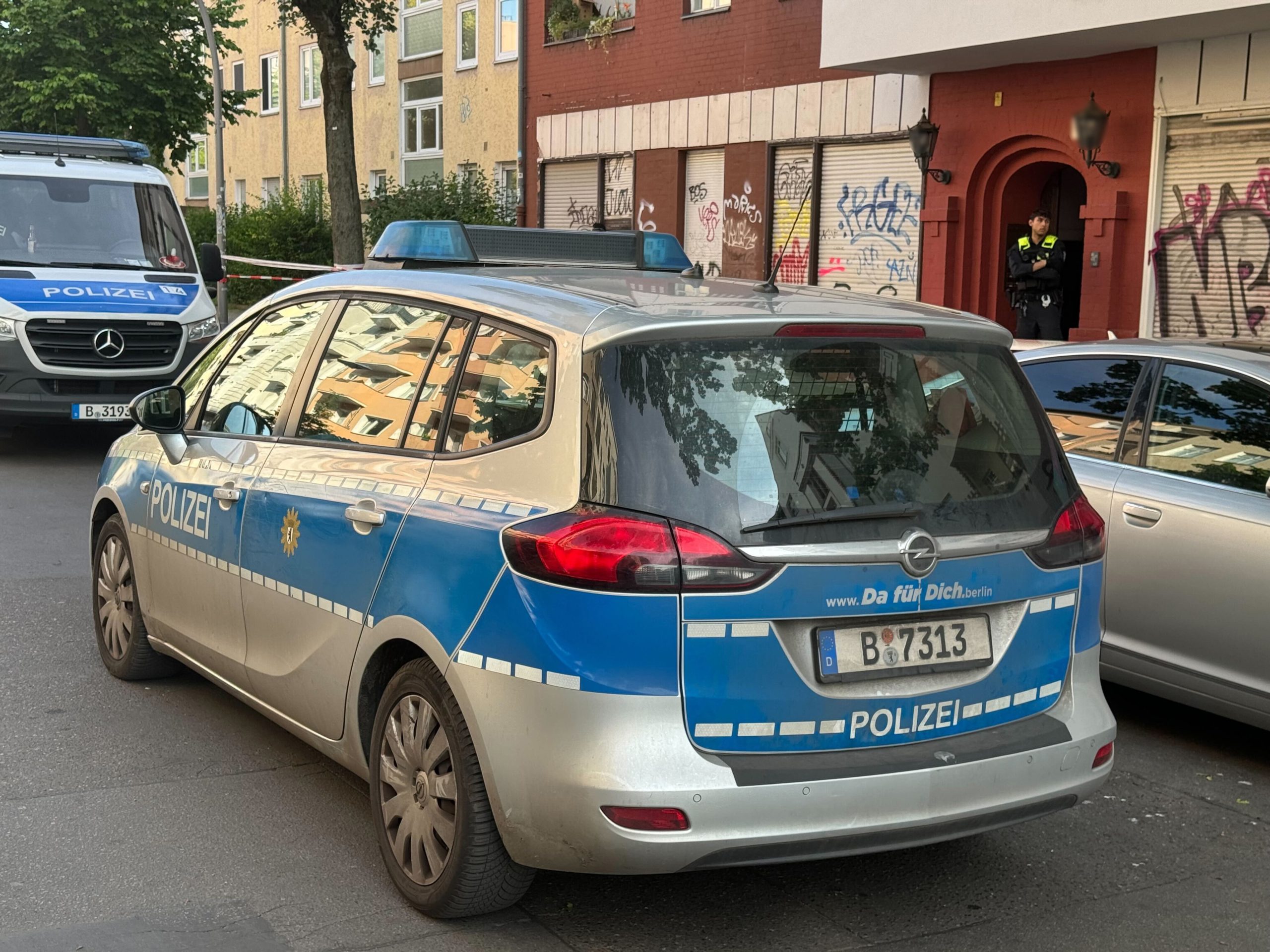Polizeiauto von hinten in einer Berliner Straße.