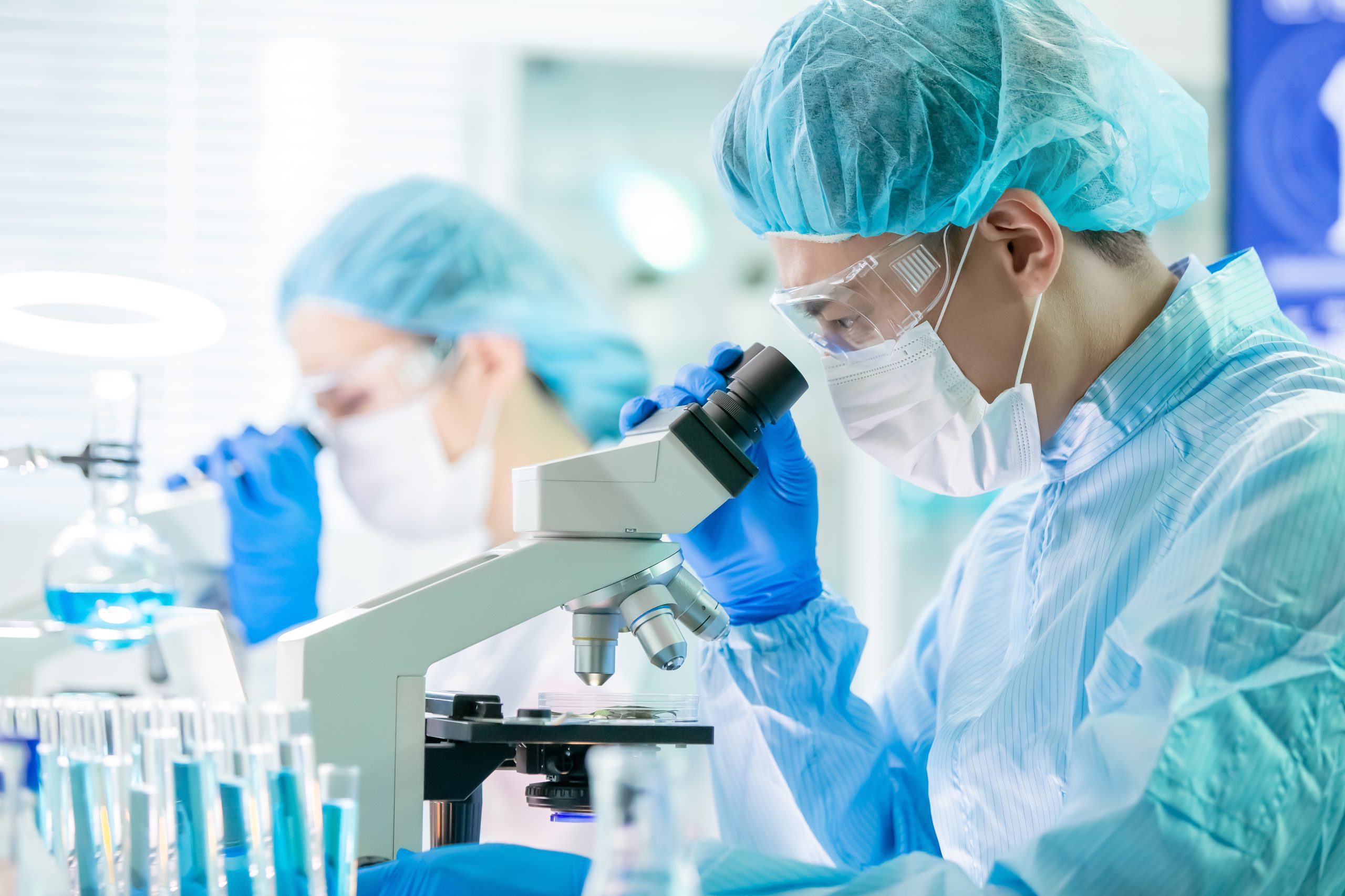 Labor mit Wissenschaftler an Mikroskopen