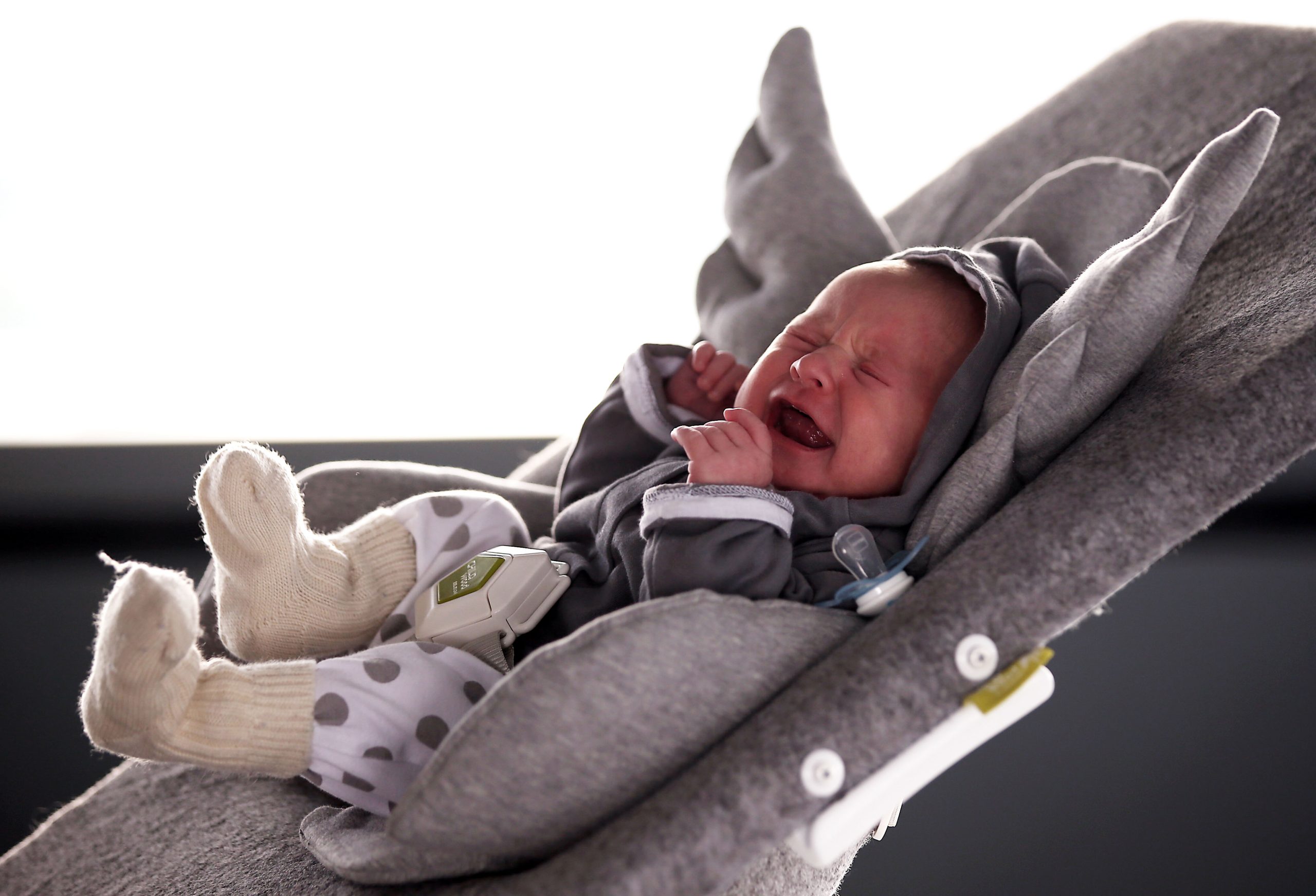 Schreiendes Baby in der Trage