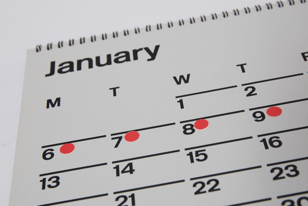 Kalender mit roten Punkten, die Menstruationszyklus angeben