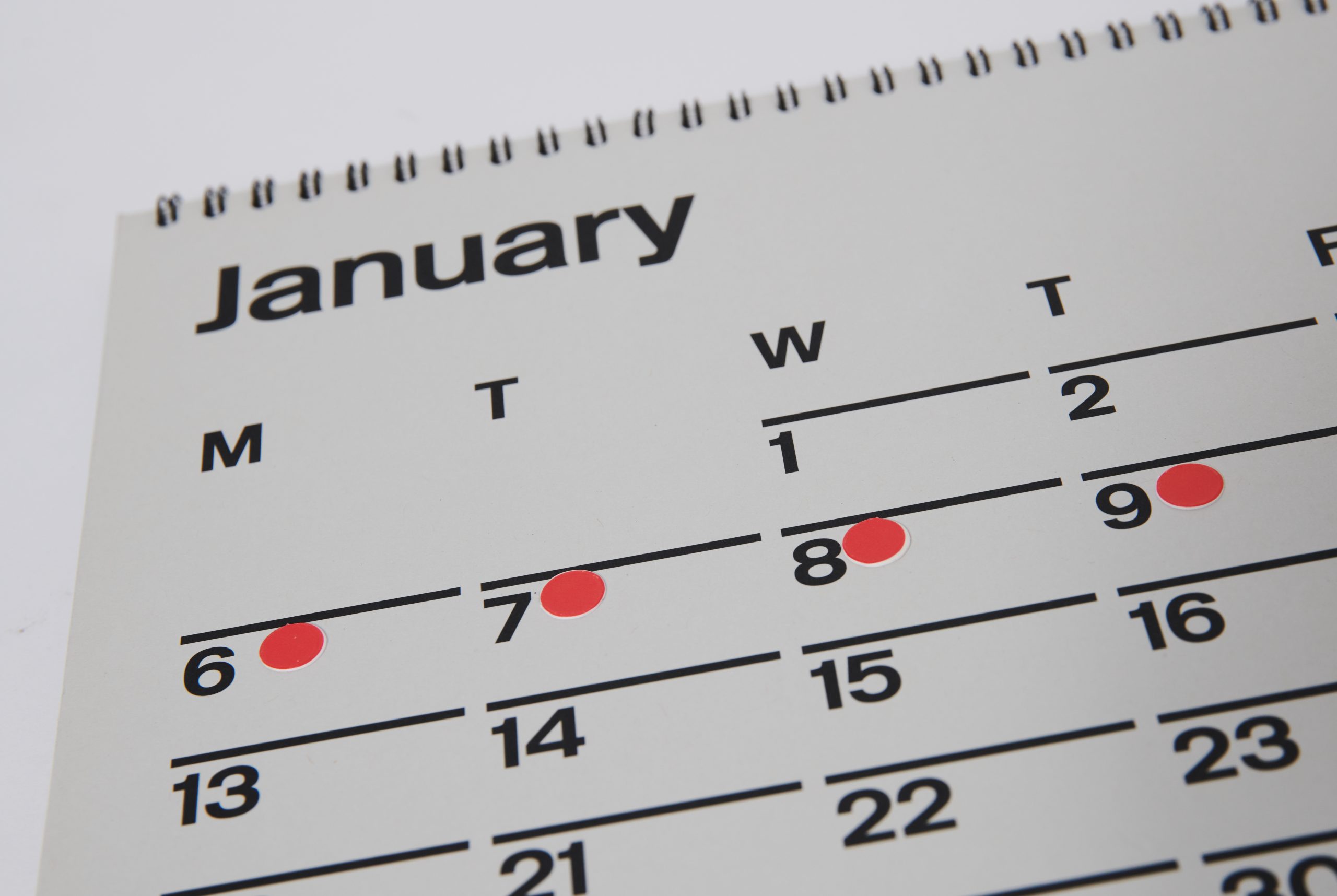 Kalender mit roten Punkten, die Menstruationszyklus angeben