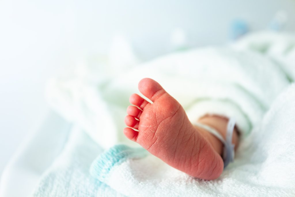 Nahaufnahme von einem Babyfuss im Krankenhaus
