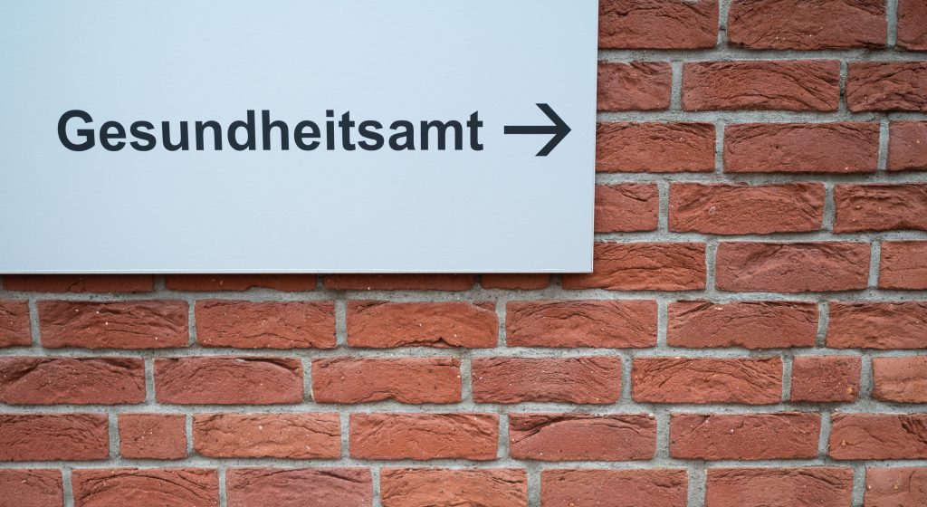 Digitalisierung voraus: Der Weg zum Gesundheitsamt wird 2026 auch online über eine landesweite Plattform möglich sein. ©Philipp Schulze/dpa