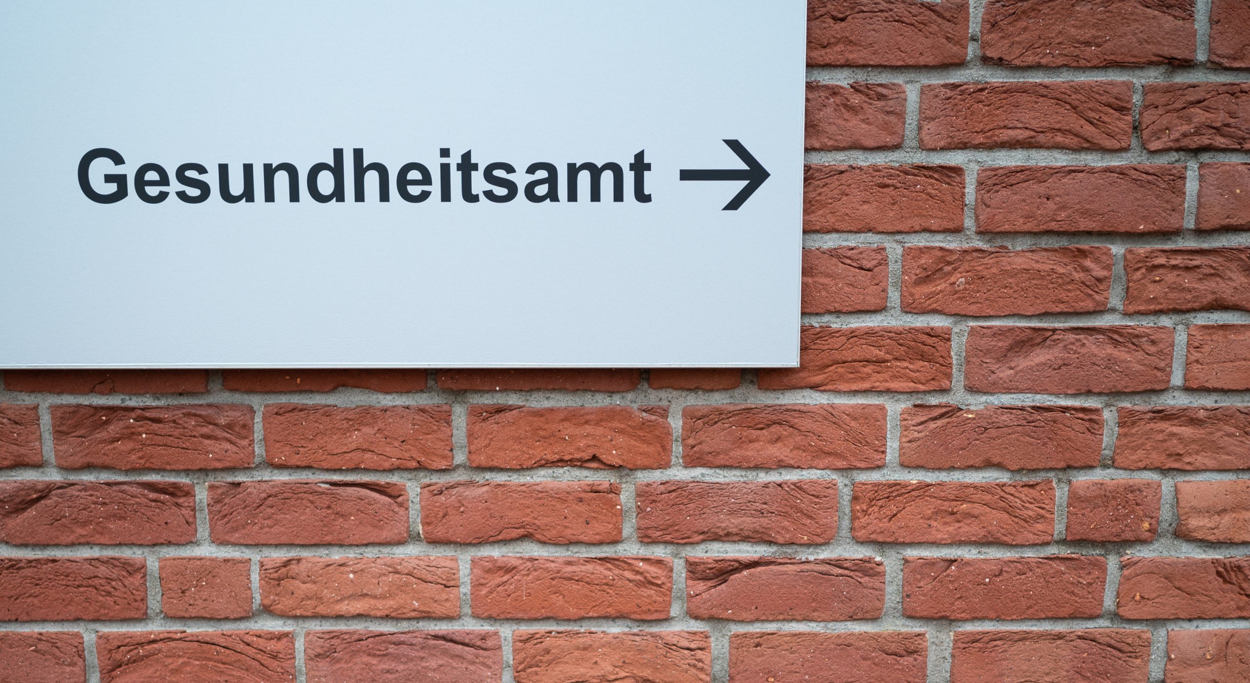 Digitalisierung voraus: Der Weg zum Gesundheitsamt wird 2026 auch online über eine landesweite Plattform möglich sein. ©Philipp Schulze/dpa