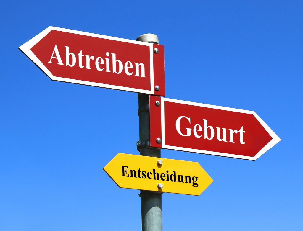 Schwangerschaftsberatung als Kompass: Der Wegweiser zeigt die emotionalen und ethischen Fragen, die viele Frauen bewegen. (Quelle: ©L.Klauser/stock.adobe.com)
