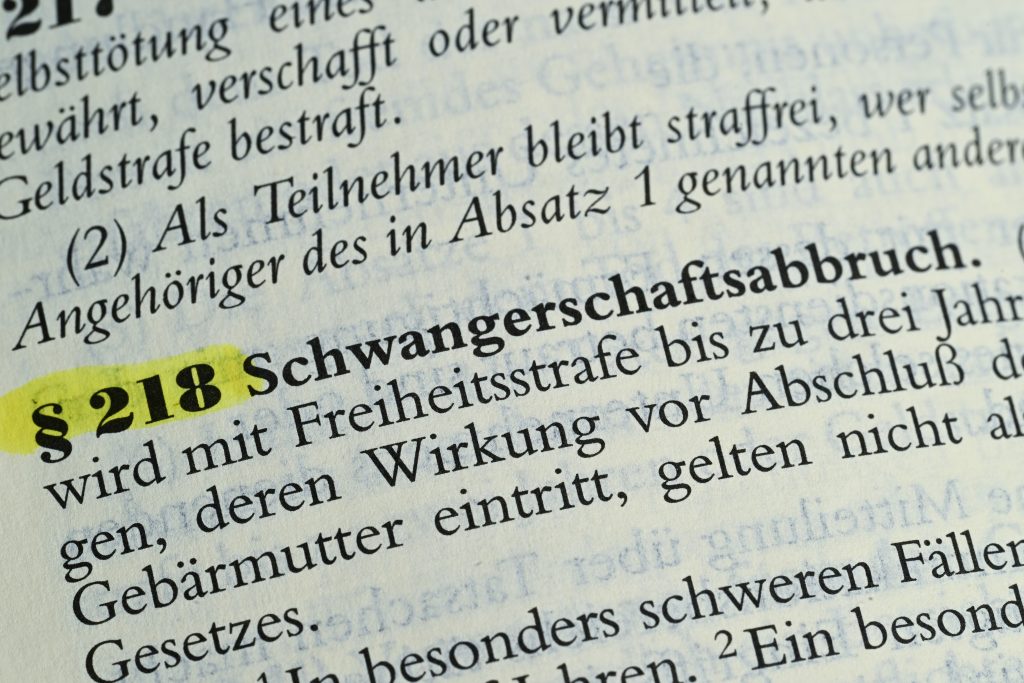 Stigma, Kosten und Versorgungslücken: Schwangerschaftsabbrüche sind für viele Frauen schwer erreichbar. ©Bernd Weißbrod/dpa