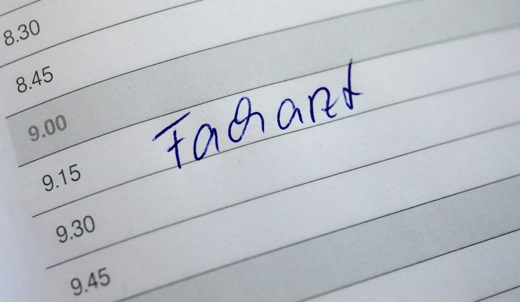 Terminnotstand bei Fachärzten: Immer mehr Patienten nutzen die 116117 – doch freie Termine werden zur Seltenheit. © Jens Wolf / dpa-Zentralbild / dpa