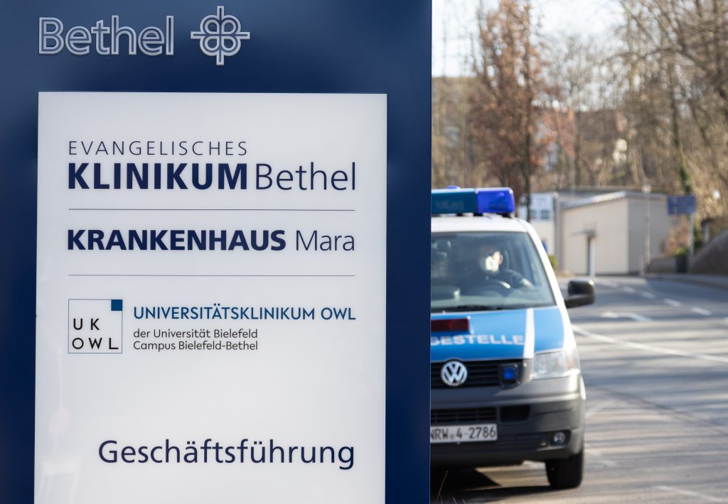 Ein Fahrzeug der Polizei steht an einem Gebäude der Geschäftsführung des Evangelischen Klinikums Bethel