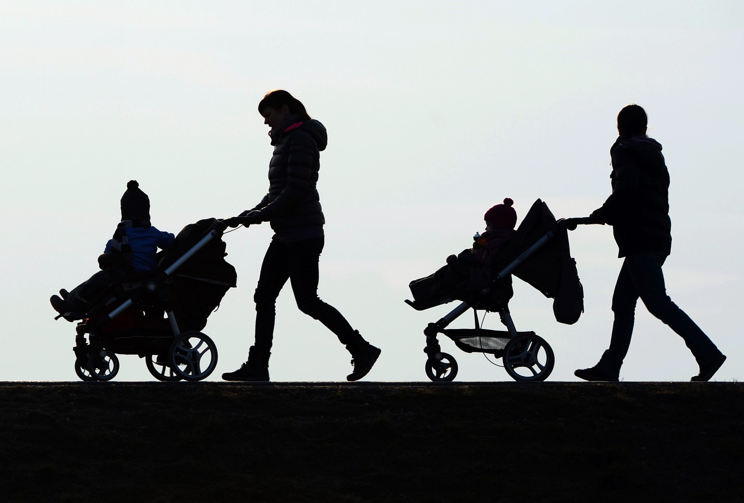 Zwei Frauen schieben zwei Kinderwägen vor sich