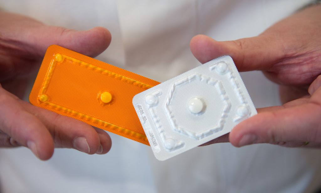 Ein Apotheker hält die Präparate PiDaNa (l) und ellaOne der Firma HRA Pharma am 29.04.2015 in Hamburg in der Hand.