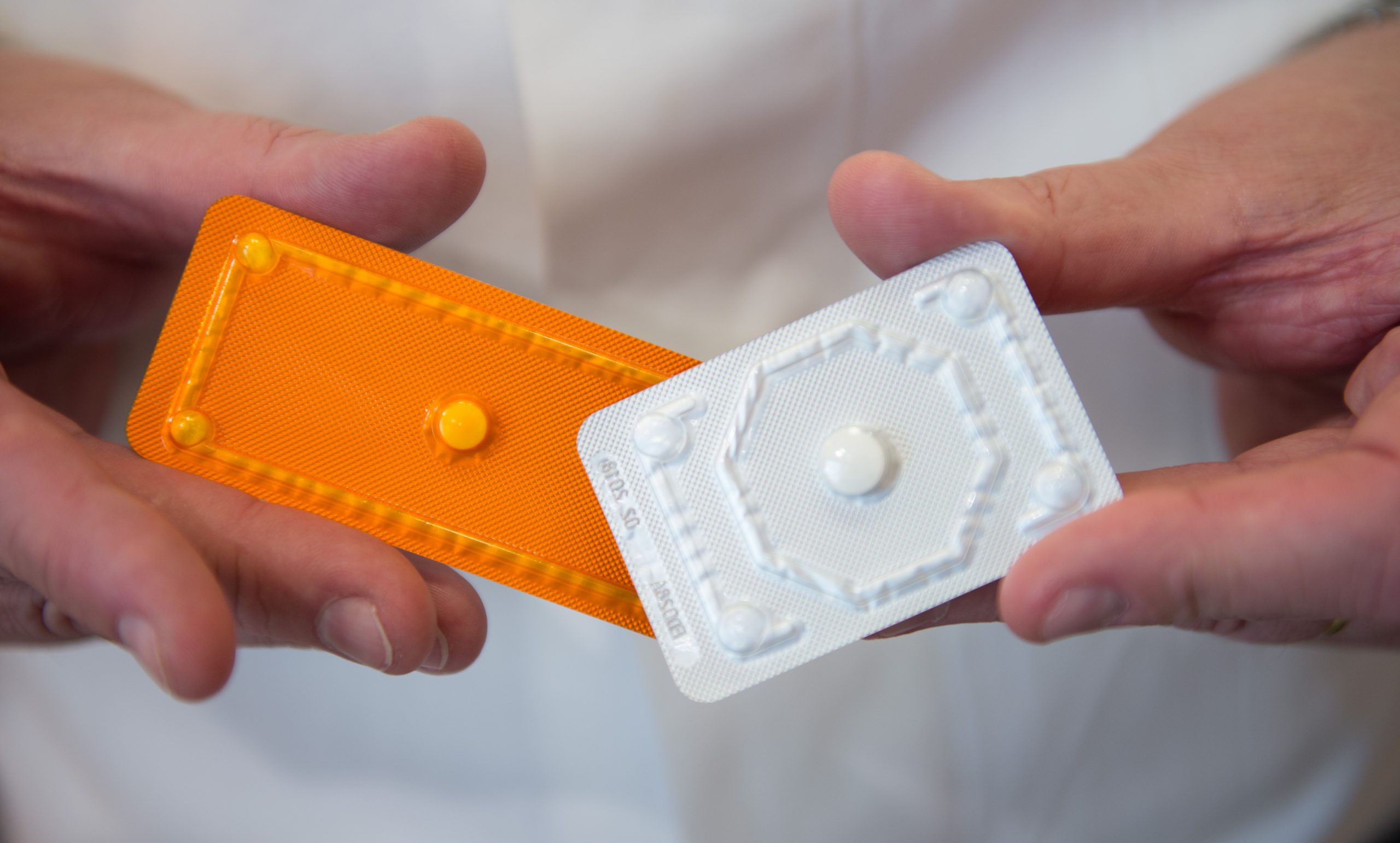 Ein Apotheker hält die Präparate PiDaNa (l) und ellaOne der Firma HRA Pharma am 29.04.2015 in Hamburg in der Hand.