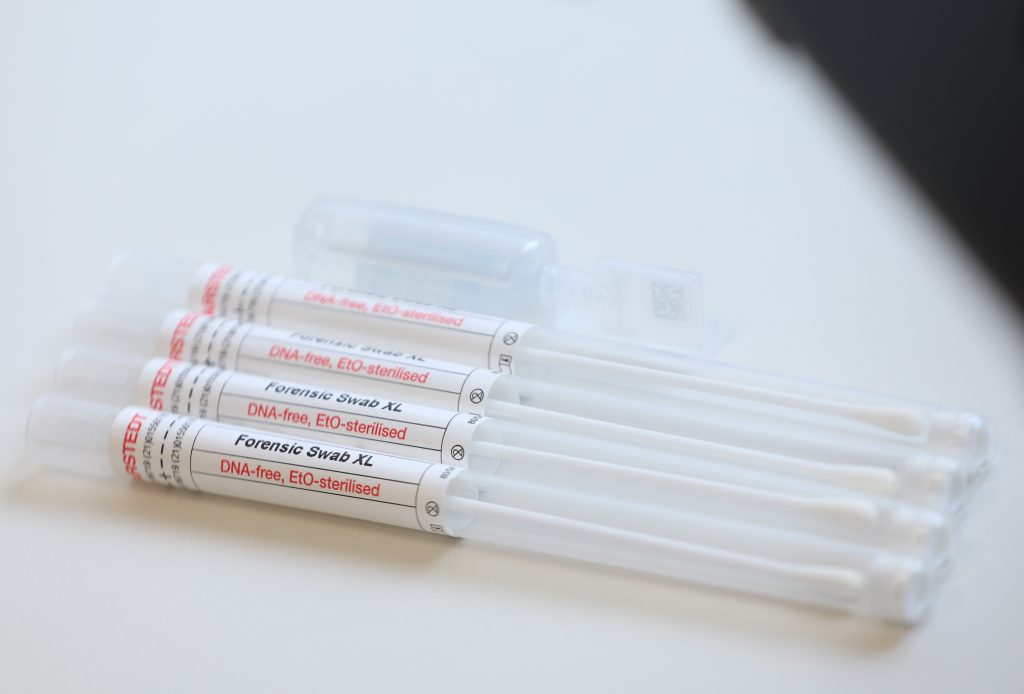 DNA-freie Tupfer liegen im Universitätsklinikum, in einem Untersuchungsraum für Opfer sexualisierter Gewalt.