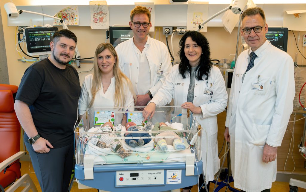 Die Eltern Markus und Synthia freuen sich mit Oberarzt Dr. Matej Komár, Prof. Pauline Wimberger, Direktorin Klinik für Frauenheilkunde und Geburtshilfe, und Prof. Mario Rüdiger, Leiter Neonatologie (v. l.n.r.), über den Nachwuchs.