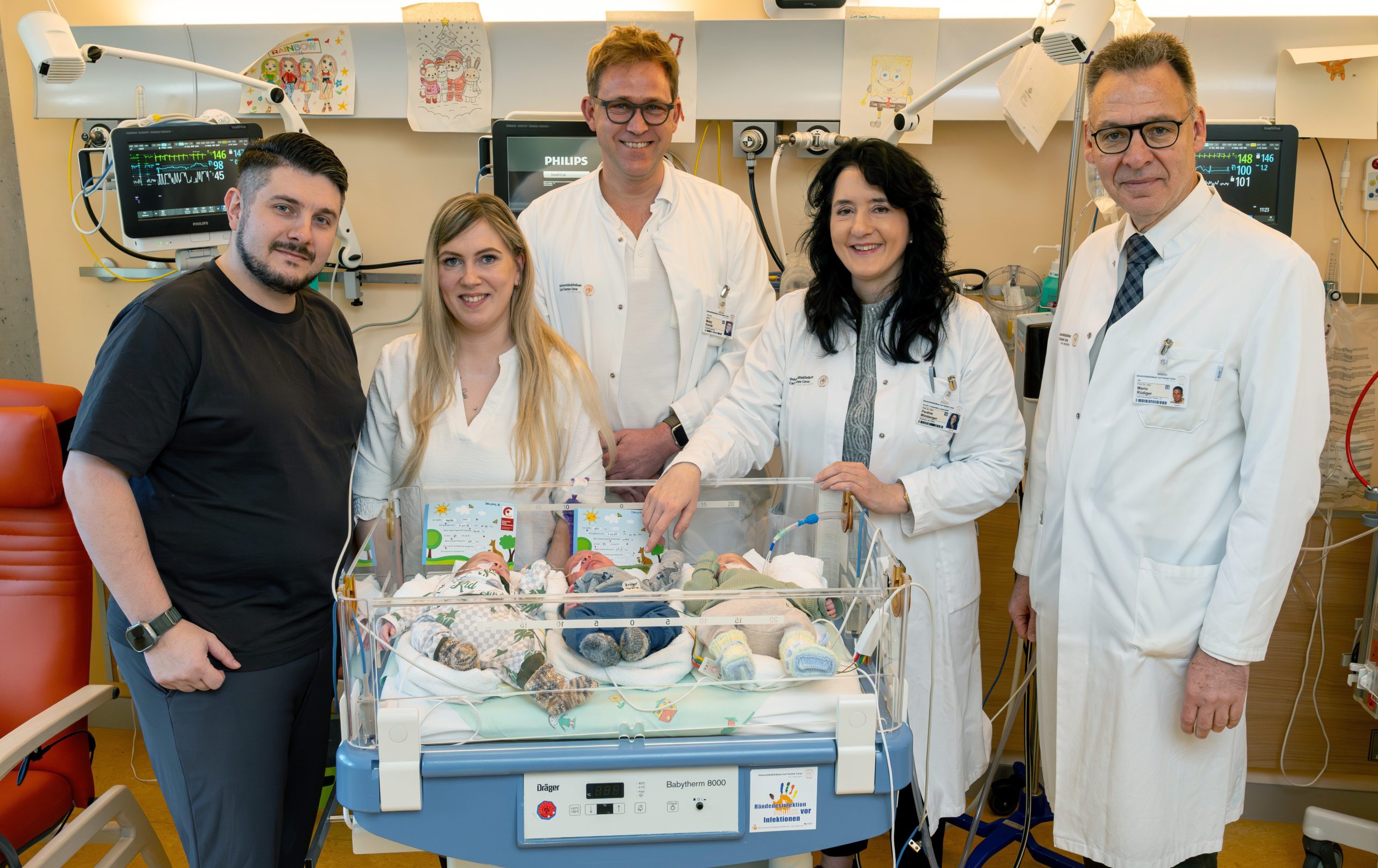 Die Eltern Markus und Synthia freuen sich mit Oberarzt Dr. Matej Komár, Prof. Pauline Wimberger, Direktorin Klinik für Frauenheilkunde und Geburtshilfe, und Prof. Mario Rüdiger, Leiter Neonatologie (v. l.n.r.), über den Nachwuchs.